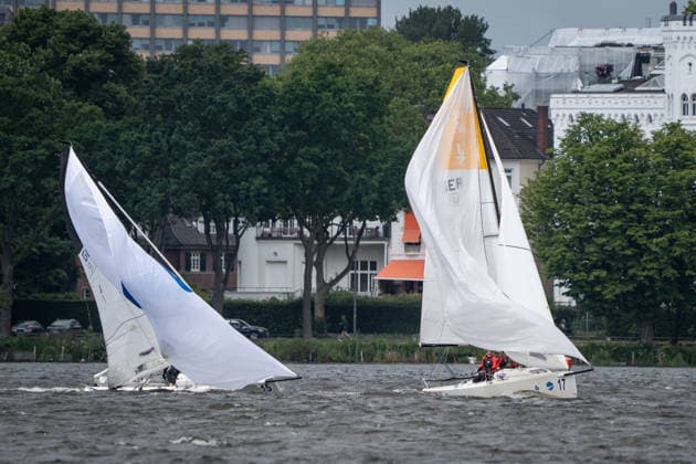 Team Garda Girls auf Boot 17 in Rennen 62 Helga Cup 2026 Segelregatta auf der Hamburger Außenalster, Hamburg Hamburg Deutschland Außenalster