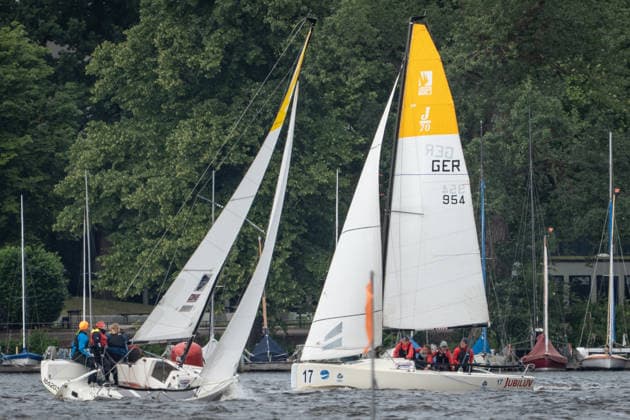 Team Garda Girls auf Boot 17 in Rennen 62 Helga Cup 2026 Segelregatta auf der Hamburger Außenalster, Hamburg Hamburg Deutschland Außenalster
