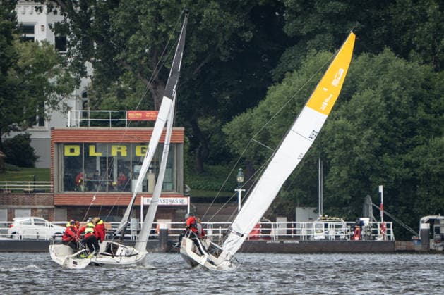 Team Garda Girls auf Boot 17 in Rennen 62 Helga Cup 2026 Segelregatta auf der Hamburger Außenalster, Hamburg Hamburg Deutschland Außenalster