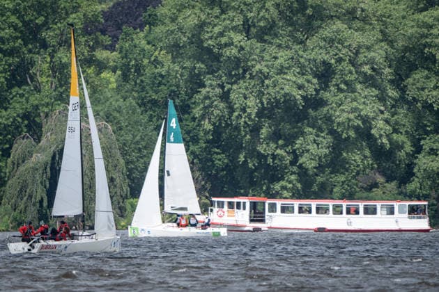 Team Garda Girls auf Boot 17 in Rennen 62 Helga Cup 2026 Segelregatta auf der Hamburger Außenalster, Hamburg Hamburg Deutschland Außenalster