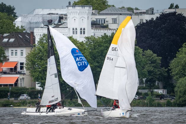 Team Garda Girls auf Boot 17 in Rennen 62 Helga Cup 2026 Segelregatta auf der Hamburger Außenalster, Hamburg Hamburg Deutschland Außenalster