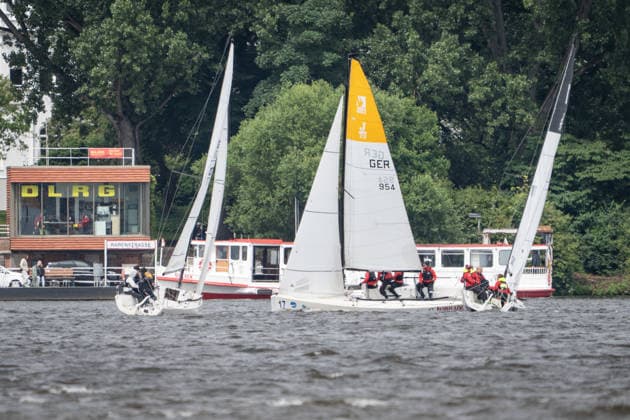 Team Garda Girls auf Boot 17 in Rennen 62 Helga Cup 2026 Segelregatta auf der Hamburger Außenalster, Hamburg Hamburg Deutschland Außenalster