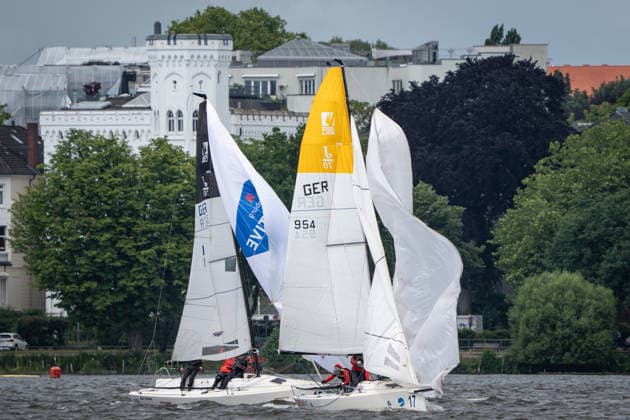 Team Garda Girls auf Boot 17 in Rennen 62 Helga Cup 2026 Segelregatta auf der Hamburger Außenalster, Hamburg Hamburg Deutschland Außenalster