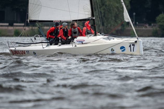 Team Garda Girls auf Boot 17 in Rennen 62 Helga Cup 2026 Segelregatta auf der Hamburger Außenalster, Hamburg Hamburg Deutschland Außenalster