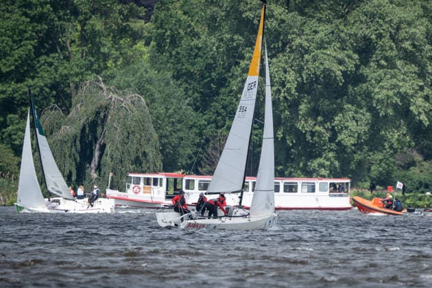 Team Garda Girls auf Boot 17 in Rennen 62 Helga Cup 2026 Segelregatta auf der Hamburger Außenalster, Hamburg Hamburg Deutschland Außenalster