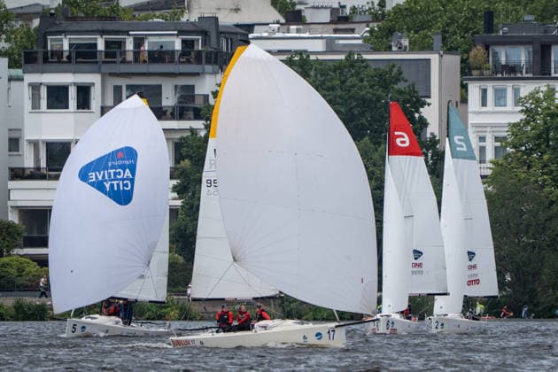 Team Garda Girls auf Boot 17 in Rennen 62 Helga Cup 2026 Segelregatta auf der Hamburger Außenalster, Hamburg Hamburg Deutschland Außenalster
