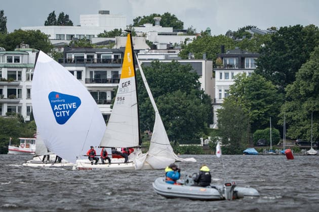 Team Garda Girls auf Boot 17 in Rennen 62 Helga Cup 2026 Segelregatta auf der Hamburger Außenalster, Hamburg Hamburg Deutschland Außenalster