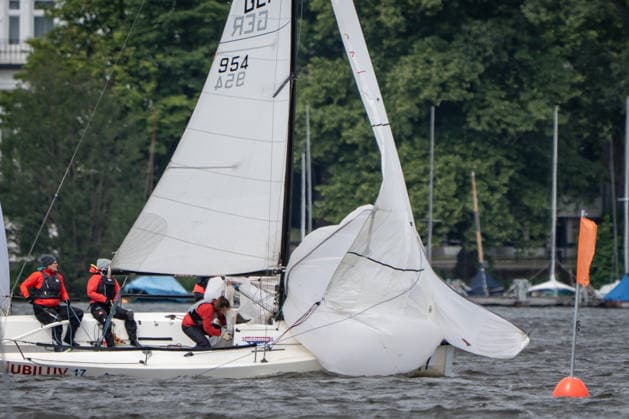 Team Garda Girls auf Boot 17 in Rennen 62 Helga Cup 2026 Segelregatta auf der Hamburger Außenalster, Hamburg Hamburg Deutschland Außenalster