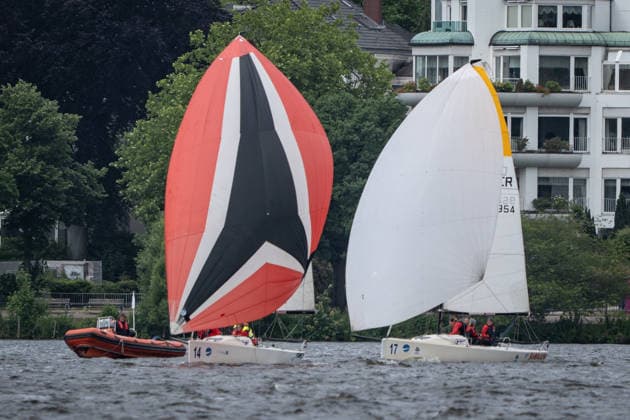 Team Garda Girls auf Boot 17 in Rennen 62 Helga Cup 2026 Segelregatta auf der Hamburger Außenalster, Hamburg Hamburg Deutschland Außenalster