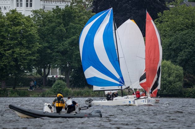 Team Garda Girls auf Boot 17 in Rennen 62 Helga Cup 2026 Segelregatta auf der Hamburger Außenalster, Hamburg Hamburg Deutschland Außenalster