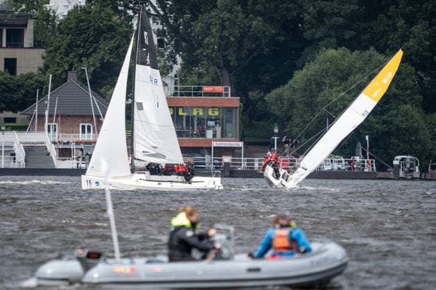 Team Garda Girls auf Boot 17 in Rennen 62 Helga Cup 2026 Segelregatta auf der Hamburger Außenalster, Hamburg Hamburg Deutschland Außenalster