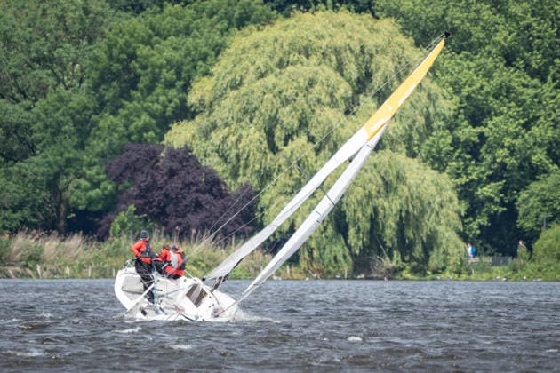 Team Garda Girls auf Boot 17 in Rennen 62 Helga Cup 2026 Segelregatta auf der Hamburger Außenalster, Hamburg Hamburg Deutschland Außenalster