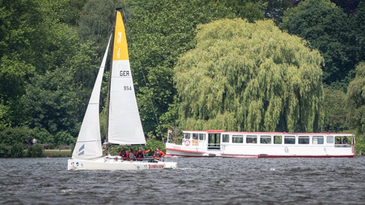Team Garda Girls auf Boot 17 in Rennen 62 Helga Cup 2026 Segelregatta auf der Hamburger Außenalster, Hamburg Hamburg Deutschland Außenalster