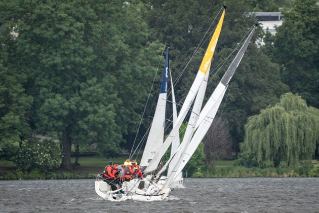 Team Garda Girls auf Boot 17 in Rennen 62 Helga Cup 2026 Segelregatta auf der Hamburger Außenalster, Hamburg Hamburg Deutschland Außenalster