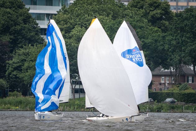 Team Garda Girls auf Boot 17 in Rennen 62 Helga Cup 2026 Segelregatta auf der Hamburger Außenalster, Hamburg Hamburg Deutschland Außenalster