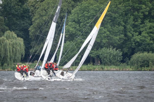 Team Garda Girls auf Boot 17 in Rennen 62 Helga Cup 2026 Segelregatta auf der Hamburger Außenalster, Hamburg Hamburg Deutschland Außenalster