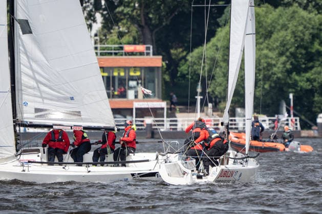 Team Garda Girls auf Boot 17 in Rennen 62 Helga Cup 2026 Segelregatta auf der Hamburger Außenalster, Hamburg Hamburg Deutschland Außenalster