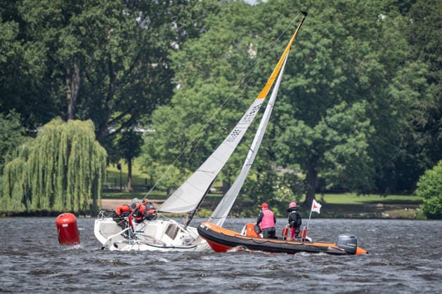 Team Garda Girls auf Boot 17 in Rennen 62 Helga Cup 2026 Segelregatta auf der Hamburger Außenalster, Hamburg Hamburg Deutschland Außenalster