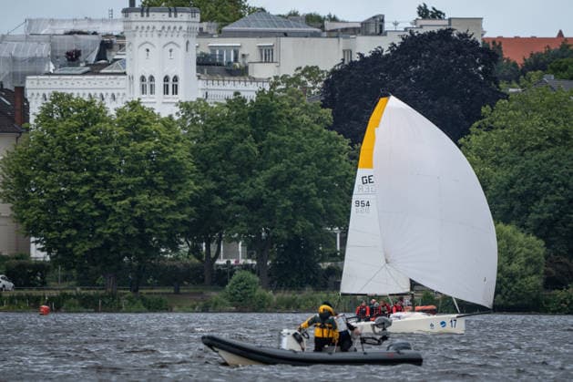 Team Garda Girls auf Boot 17 in Rennen 62 Helga Cup 2026 Segelregatta auf der Hamburger Außenalster, Hamburg Hamburg Deutschland Außenalster