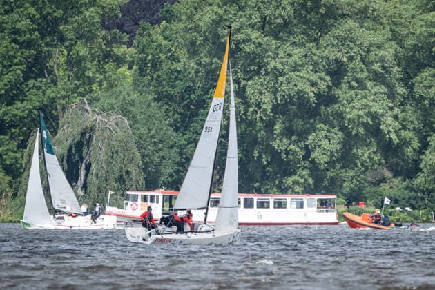 Team Garda Girls auf Boot 17 in Rennen 62 Helga Cup 2026 Segelregatta auf der Hamburger Außenalster, Hamburg Hamburg Deutschland Außenalster