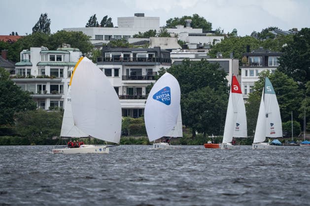 Team Garda Girls auf Boot 17 in Rennen 62 Helga Cup 2026 Segelregatta auf der Hamburger Außenalster, Hamburg Hamburg Deutschland Außenalster