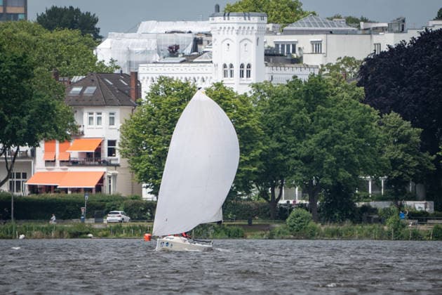 Team Garda Girls auf Boot 17 in Rennen 62 Helga Cup 2026 Segelregatta auf der Hamburger Außenalster, Hamburg Hamburg Deutschland Außenalster