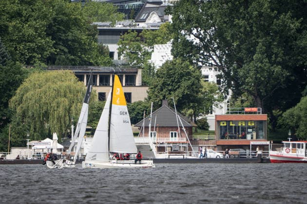 Team Garda Girls auf Boot 17 in Rennen 62 Helga Cup 2026 Segelregatta auf der Hamburger Außenalster, Hamburg Hamburg Deutschland Außenalster