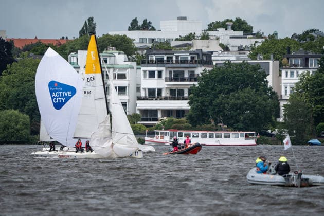 Team Garda Girls auf Boot 17 in Rennen 62 Helga Cup 2026 Segelregatta auf der Hamburger Außenalster, Hamburg Hamburg Deutschland Außenalster
