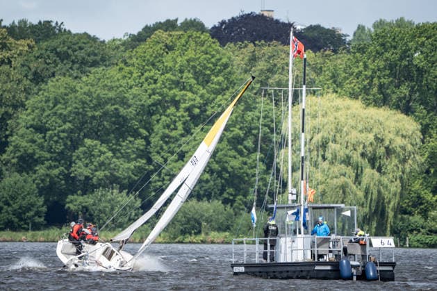 Team Garda Girls auf Boot 17 in Rennen 62 Helga Cup 2026 Segelregatta auf der Hamburger Außenalster, Hamburg Hamburg Deutschland Außenalster