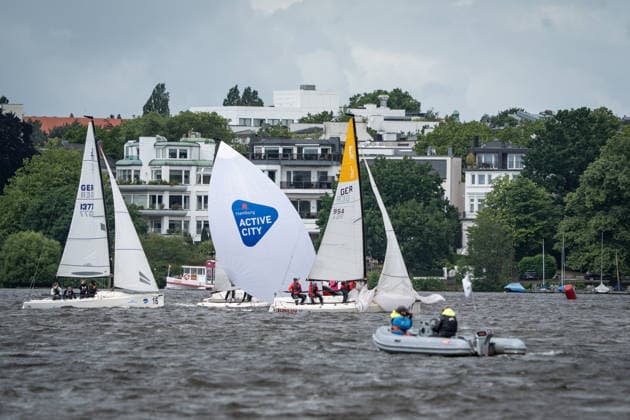 Team Garda Girls auf Boot 17 in Rennen 62 Helga Cup 2026 Segelregatta auf der Hamburger Außenalster, Hamburg Hamburg Deutschland Außenalster
