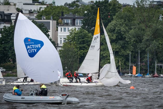 Team Garda Girls auf Boot 17 in Rennen 62 Helga Cup 2026 Segelregatta auf der Hamburger Außenalster, Hamburg Hamburg Deutschland Außenalster
