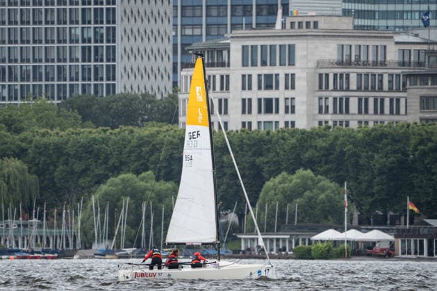 Team Garda Girls auf Boot 17 in Rennen 62 Helga Cup 2026 Segelregatta auf der Hamburger Außenalster, Hamburg Hamburg Deutschland Außenalster