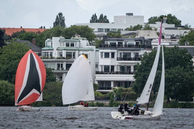 Team Garda Girls auf Boot 17 in Rennen 62 Helga Cup 2026 Segelregatta auf der Hamburger Außenalster, Hamburg Hamburg Deutschland Außenalster