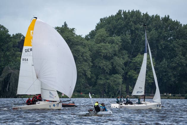 Team Garda Girls auf Boot 17 in Rennen 62 Helga Cup 2026 Segelregatta auf der Hamburger Außenalster, Hamburg Hamburg Deutschland Außenalster