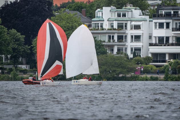 Team Garda Girls auf Boot 17 in Rennen 62 Helga Cup 2026 Segelregatta auf der Hamburger Außenalster, Hamburg Hamburg Deutschland Außenalster