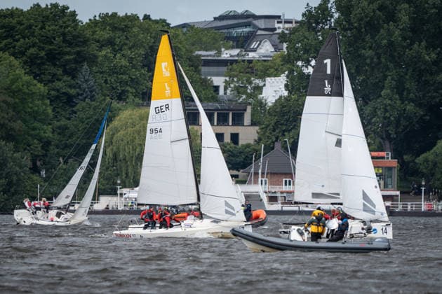 Team Garda Girls auf Boot 17 in Rennen 62 Helga Cup 2026 Segelregatta auf der Hamburger Außenalster, Hamburg Hamburg Deutschland Außenalster