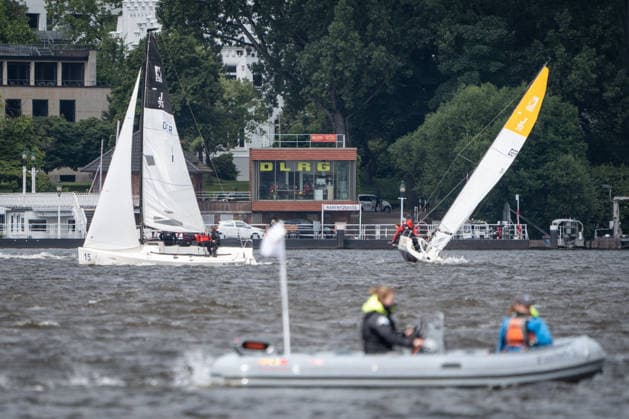 Team Garda Girls auf Boot 17 in Rennen 62 Helga Cup 2026 Segelregatta auf der Hamburger Außenalster, Hamburg Hamburg Deutschland Außenalster