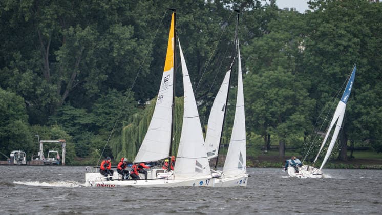 Team Garda Girls auf Boot 17 in Rennen 62 Helga Cup 2026 Segelregatta auf der Hamburger Außenalster, Hamburg Hamburg Deutschland Außenalster