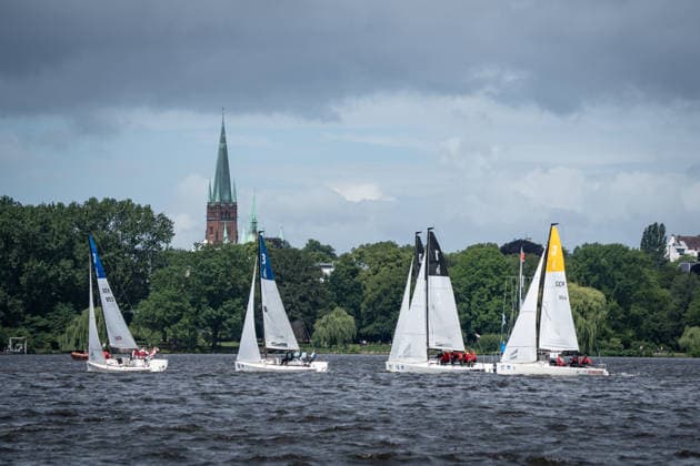 Team Garda Girls auf Boot 17 in Rennen 62 Helga Cup 2026 Segelregatta auf der Hamburger Außenalster, Hamburg Hamburg Deutschland Außenalster