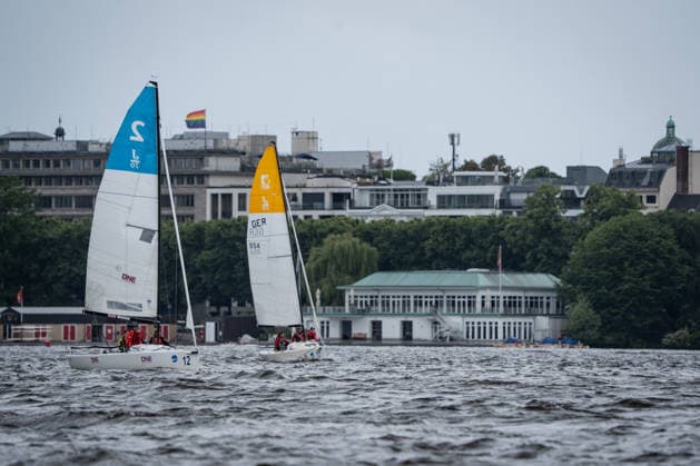Team Garda Girls auf Boot 17 in Rennen 62 Helga Cup 2026 Segelregatta auf der Hamburger Außenalster, Hamburg Hamburg Deutschland Außenalster