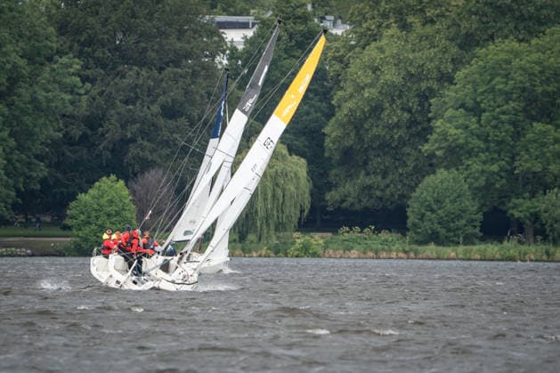 Team Garda Girls auf Boot 17 in Rennen 62 Helga Cup 2026 Segelregatta auf der Hamburger Außenalster, Hamburg Hamburg Deutschland Außenalster