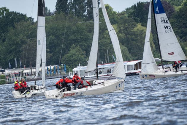 Team Garda Girls auf Boot 17 in Rennen 62 Helga Cup 2026 Segelregatta auf der Hamburger Außenalster, Hamburg Hamburg Deutschland Außenalster