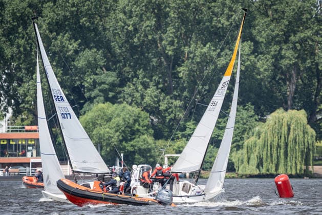 Team Garda Girls auf Boot 17 in Rennen 62 Helga Cup 2026 Segelregatta auf der Hamburger Außenalster, Hamburg Hamburg Deutschland Außenalster