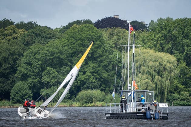 Team Garda Girls auf Boot 17 in Rennen 62 Helga Cup 2026 Segelregatta auf der Hamburger Außenalster, Hamburg Hamburg Deutschland Außenalster