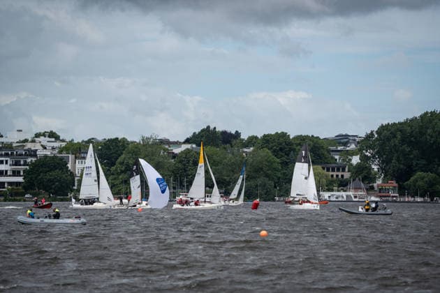 Team Garda Girls auf Boot 17 in Rennen 62 Helga Cup 2026 Segelregatta auf der Hamburger Außenalster, Hamburg Hamburg Deutschland Außenalster