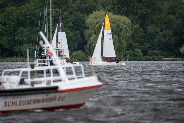 Team Garda Girls auf Boot 17 in Rennen 62 Helga Cup 2026 Segelregatta auf der Hamburger Außenalster, Hamburg Hamburg Deutschland Außenalster