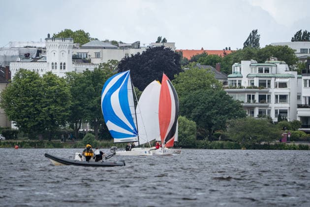Team Garda Girls auf Boot 17 in Rennen 62 Helga Cup 2026 Segelregatta auf der Hamburger Außenalster, Hamburg Hamburg Deutschland Außenalster