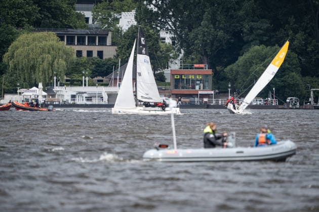 Team Garda Girls auf Boot 17 in Rennen 62 Helga Cup 2026 Segelregatta auf der Hamburger Außenalster, Hamburg Hamburg Deutschland Außenalster