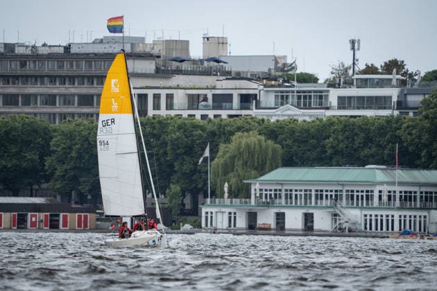 Team Garda Girls auf Boot 17 in Rennen 62 Helga Cup 2026 Segelregatta auf der Hamburger Außenalster, Hamburg Hamburg Deutschland Außenalster