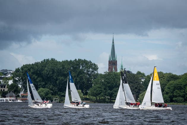 Team Garda Girls auf Boot 17 in Rennen 62 Helga Cup 2026 Segelregatta auf der Hamburger Außenalster, Hamburg Hamburg Deutschland Außenalster